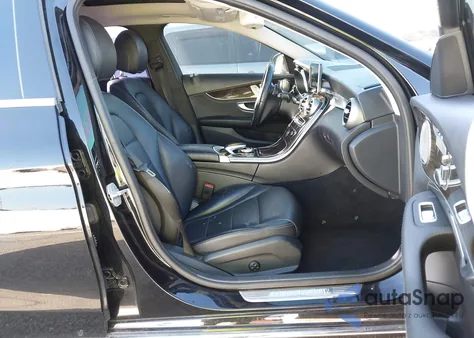 2015 Mercedes-Benz C 300 z USA, uszkodzony, nr VIN 55SWF4JBXFU056603